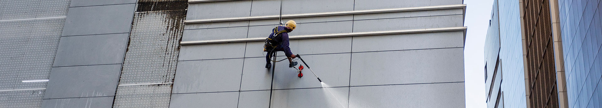 Nettoyage de façade sur corde à Reims